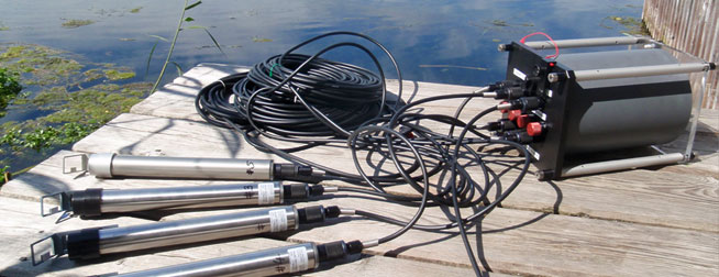 Unité d'acquisition de données MONI-DA/S et capteurs MONI-HEAD/S (les prototypes avec boîtier en acier inoxydable sont représentés).